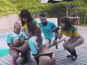 世界盃足球教練與多名女球員團體性性愛
