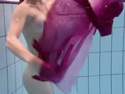 俄羅斯紅發妖魅嫩妹在水里面裸體游泳