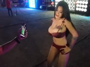 廣場街拍的泰國豪乳美女跳騷舞給路人拍
