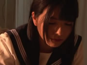 日本櫻花學生妹 上原亜衣 被班里的男同學們瘋狂強暴